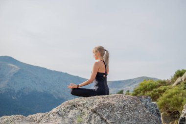 Meditasyon yoga duruşu doğa iç huzuru sağlar