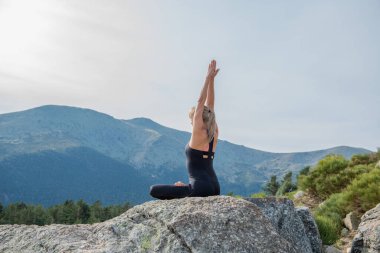Meditasyon yoga duruşu doğa iç huzuru sağlar