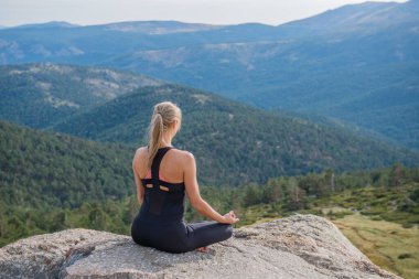 Meditasyon yoga duruşu doğa iç huzuru sağlar