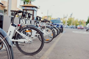 Elektrikli bisiklet kiralama uygulaması sürdürülebilir yaşam tarzı gezgini park ediyor