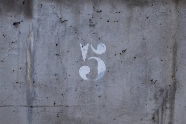 5 numaralı eskimiş beton duvar beyaz, yatay arkaplan