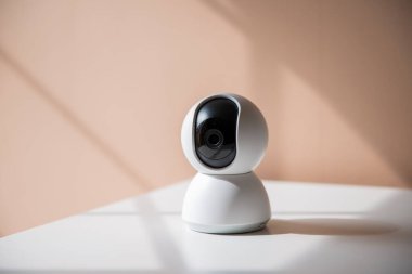 Beyaz video kamera bebekleri, çocukları ya da evin çeşitli bölgelerini izlemek için.