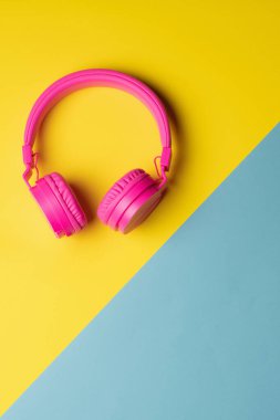 Diagonally divided two-color background, headphones on top background, vertical picture