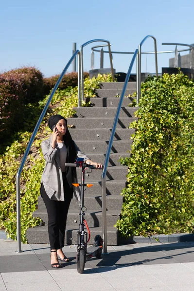 Soustředěná Muslimka Černou Šátek Stojí Mluví Telefonem Blízkosti Parku Schodiště — Stock fotografie