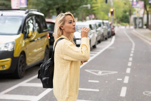 Blondýny Žena Taškou Pitné Vody Při Přechodu Silnice Města — Stock fotografie