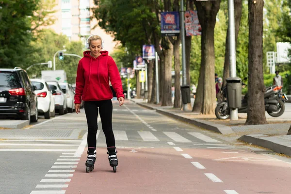 Sarışın Yetişkin Bir Kadın Şehir Bisiklet Yolu Boyunca Paten Kayıyor — Stok fotoğraf