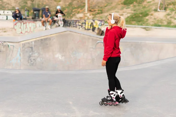 Photo Copy Space Blonde Woman Inline Skates Headphones Standing Skate — Stock fotografie