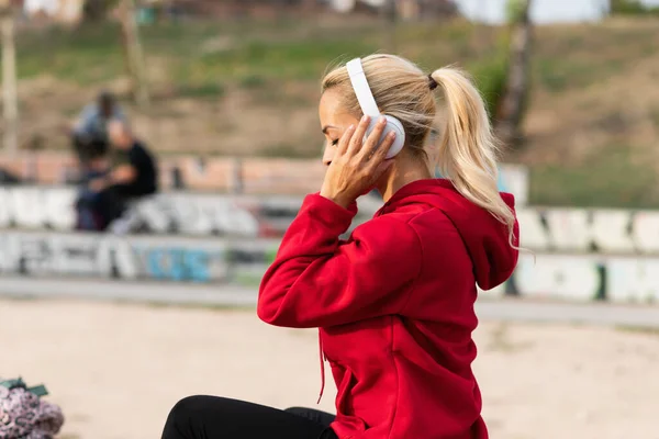 Profile Photo Concentrated Woman Listening Music Headphones While Sitting Skate — Fotografia de Stock