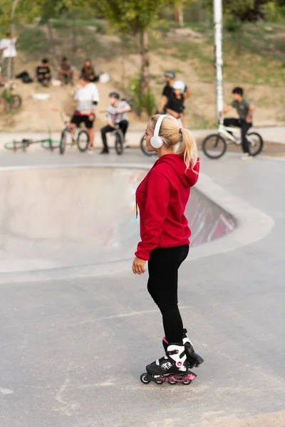 Vertical Photo Blonde Sportive Woman Inline Skates Headphones Standing Skate — Stock fotografie