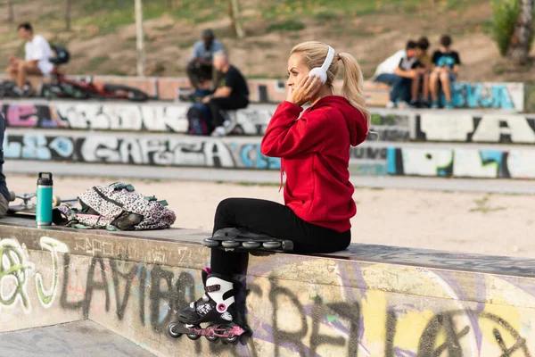 Photo Copy Space Sportive Woman Listening Music Sitting Skate Park — Stock fotografie