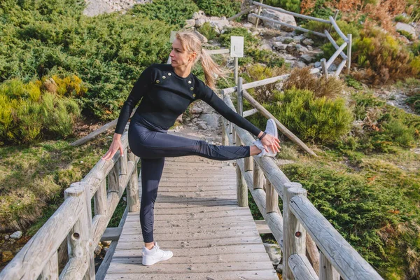 Atleta Mulher Fazendo Alongamento Uma Ponte Madeira Nas Montanhas — Fotografia de Stock