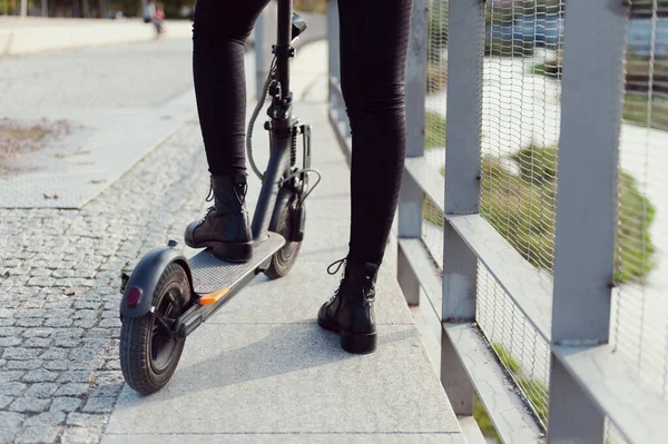 Närbild Elektriska Scooter Detaljer Kvinna — Stockfoto