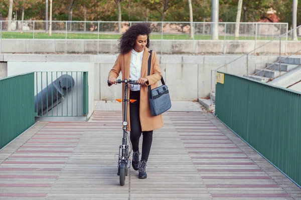 Elektrikli Scooter Kullanan Bilgisayar Çantalı Bir Kadın Sürdürülebilir Yaşam Tarzında — Stok fotoğraf