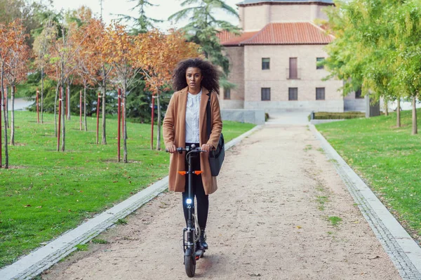 Žena Elektrickém Skútru Taškou Funguje Udržitelný Životní Styl — Stock fotografie