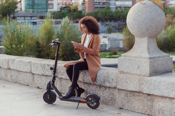 Young Woman Downloads App Use Electric Scooter City Street Healthy — Stock fotografie