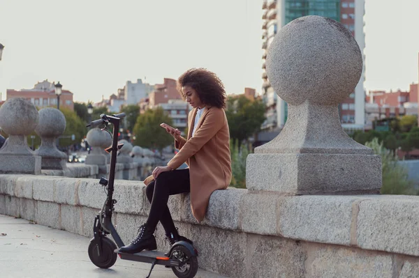 Young Woman Downloads App Use Electric Scooter City Street Healthy — Stock fotografie