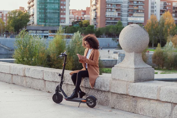 Young Woman Downloads App Use Electric Scooter City Street Healthy — Stock fotografie