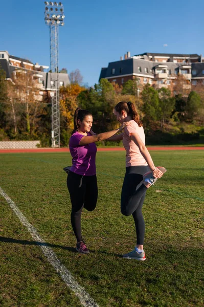 Дві Молоді Жінки Роблять Тягу Траві Бігової Доріжки Перш Ніж — стокове фото