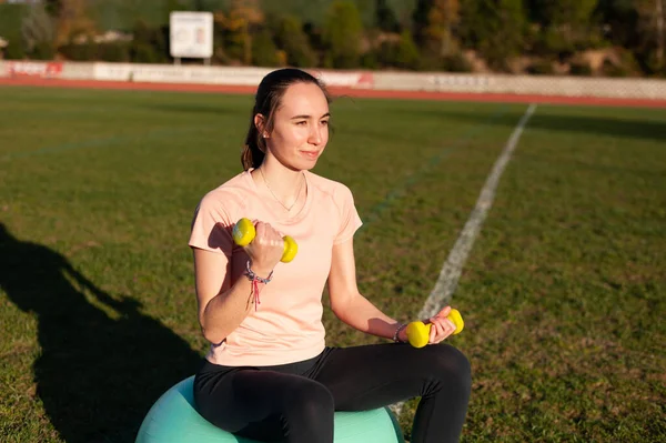 Mulher Sentada Fitball Fazendo Exercícios Com Halteres — Fotografia de Stock