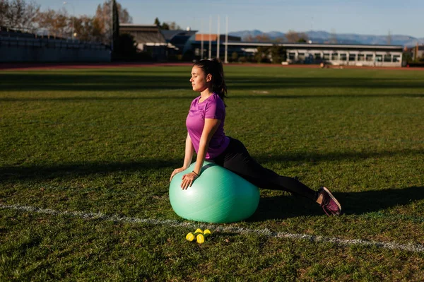 Young Woman Doing Exercise Fitball Grass — Fotografia de Stock