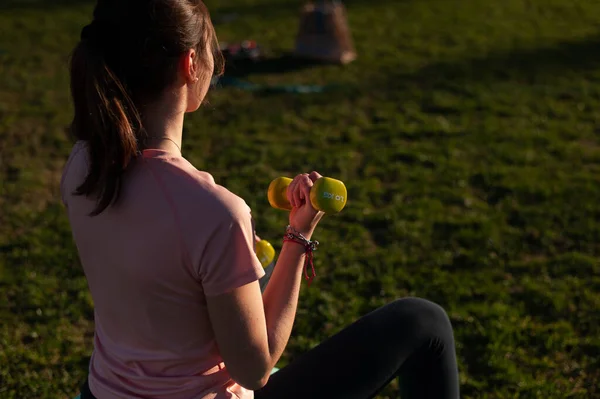 Mujer Sentada Fitball Haciendo Ejercicios Con Pesas — Foto de Stock