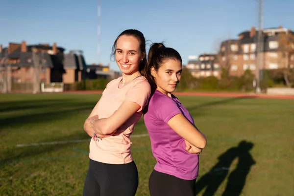 Δύο Νεαρές Αθλητικές Γυναίκες Πορτρέτο Πριν Από Την Κατάρτιση — Φωτογραφία Αρχείου