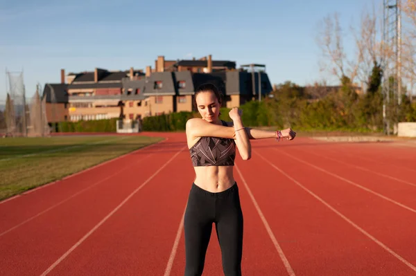 Joven Deportista Pista Atletismo Haciendo Estiramientos Ejercicios — Foto de Stock