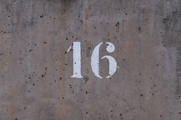 Nummer Ritad Perforerad Cementvägg Sliten Bakgrund — Stockfoto