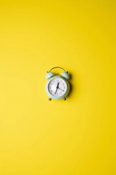 Retro Circular Clock Plain Yellow Vertical Background Ring Sound — Stockfoto