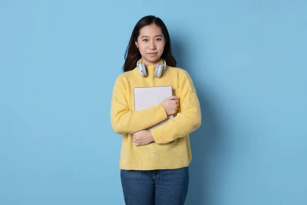 Studio Fotografie Modrým Pozadím Asijského Studenta Držícího Složku Při Nošení Stock Fotografie