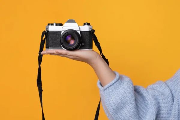 Studio Photo Orange Background Woman Hand Holding Digital Camera — Stock Photo, Image