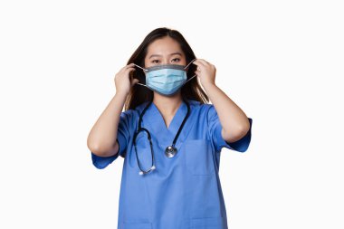 Yüzüne hijyenik maske takan Asyalı bir doktorun beyaz arkaplanlı fotoğrafı.