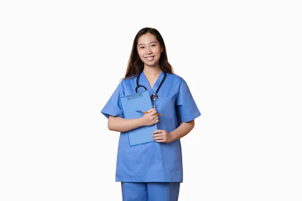 Studio Fotografie Asijského Lékaře Uniformě Drží Složku Zároveň Usmívá Bílým Stock Snímky