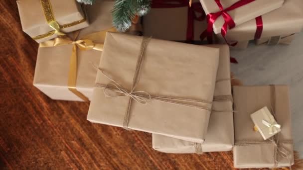 Δώρα Κουτί Δώρου Κάτω Από Χριστουγεννιάτικο Δέντρο — Αρχείο Βίντεο