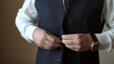 Genç işadamı giyiniyor. Giyinme takımı.
