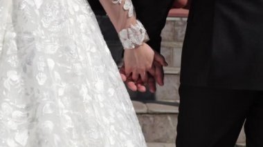 Bir erkek ve bir kadın el ele tutuşuyor.. 