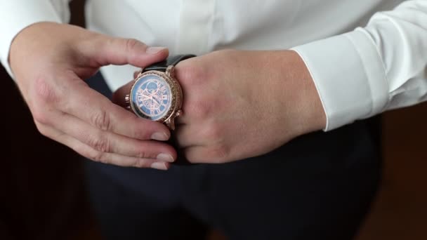 昂贵的手表在他的手上 — 图库视频影像