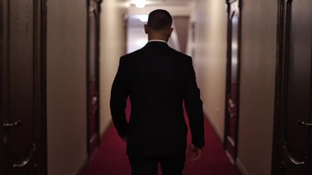 Man Goes Hotel Man Walks Corridor — стоковое видео