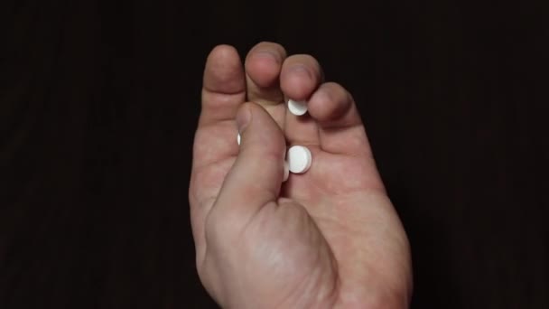 Zblízka Muž Bílými Pilulkami Ruce Muž Dělá Starosti Než Vezme — Stock video