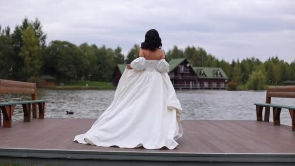 Pier Bride Goes Water Girl Dress — Stockvideo