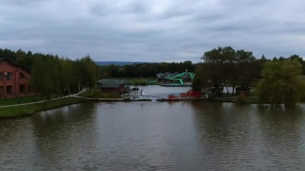 Беспилотник Летит Над Большим Озером Поднимается Высоко — стоковое видео