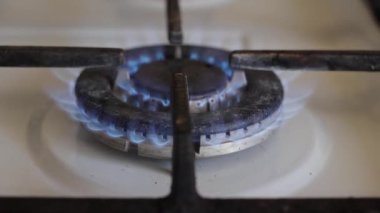 Mavi gaz yanıyor, gaz sobası kapanıyor.
