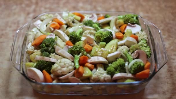 Ένα Πιάτο Λαχανικά Μπρόκολο Καρότα Και Μανιτάρια Ωμά Λαχανικά Γυάλινο — Αρχείο Βίντεο