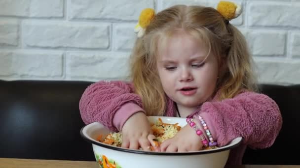 Küçük Bir Kız Pirinç Havuç Yeşillikleri Karıştırarak Salata Hazırlıyor — Stok video