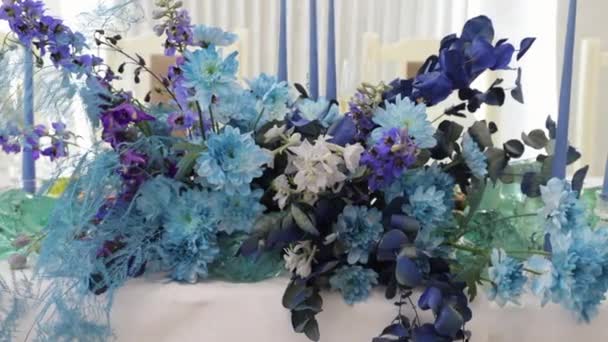 Sada Různých Květin Stole Slavnostní Stůl Zdobený Květinami Práce Návrháře — Stock video
