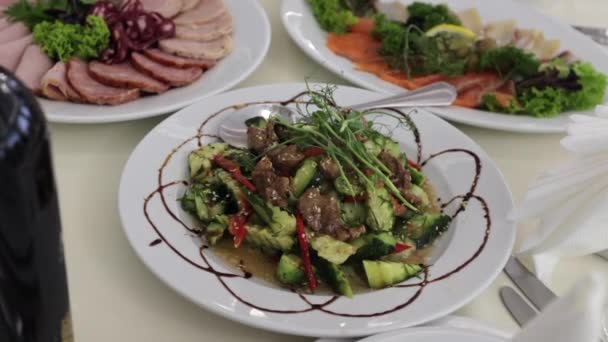 桌上的一道美味佳肴 健康可口的绿色色拉 节日餐桌 — 图库视频影像