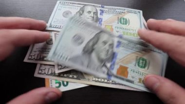 Kahverengi arka planda Amerikan doları, birkaç fatura ve avro, yakın plan kağıt para.