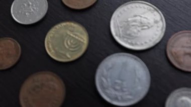 Birkaç eski metal sikke, farklı yıllar ve farklı ülkeler, beyaz ve sarı sikkeler