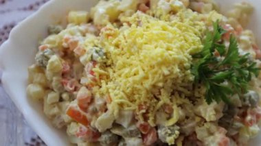 Yemek masası, mayonezli salata, hazır salata, Ukrayna mutfağı.