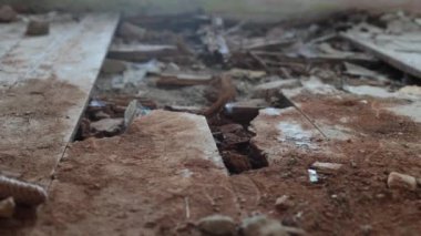 Korkunç binalar ve harabeler, Ukrayna 'daki savaşın bir sonucu, yıkılmış bir ev.